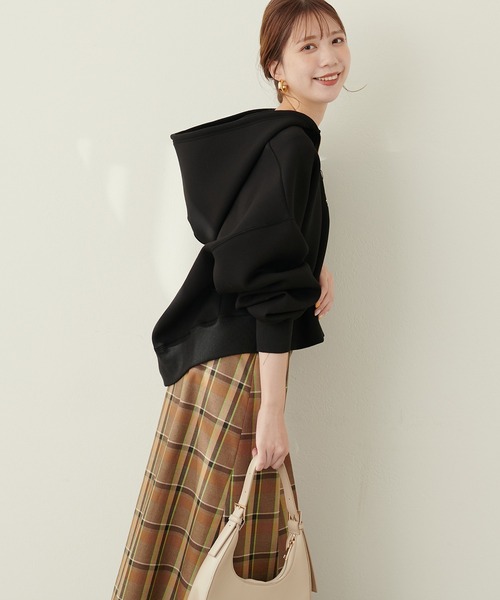 natural couture（ナチュラルクチュール）の「ハーフZIPダンボールショート丈プルパーカー（Tシャツ/カットソー・レディース・ブラック/オフホワイト/ベージュ/グレイッシュベージュ・FREE）」の14枚目の写真