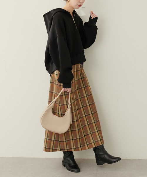 natural couture（ナチュラルクチュール）の「ハーフZIPダンボールショート丈プルパーカー（Tシャツ/カットソー・レディース・ブラック/オフホワイト/ベージュ/グレイッシュベージュ・FREE）」の15枚目の写真