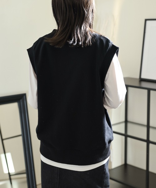 ULEULA（ウルア）の「スウェットVネックノースリベスト（ベスト・レディース・ブラック/ホワイト/グレー・FREE）」の18枚目の写真