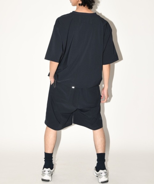 SUPERTHANKS（スーパーサンクス）の「【速乾素材使用】オーバーサイズVネック プルオーバー　Technical S/S pullover（セットアップ/ユニセックス）（Tシャツ/カットソー・メンズ・グレー/ブラック/ネイビー・S/M/L）」の21枚目の写真