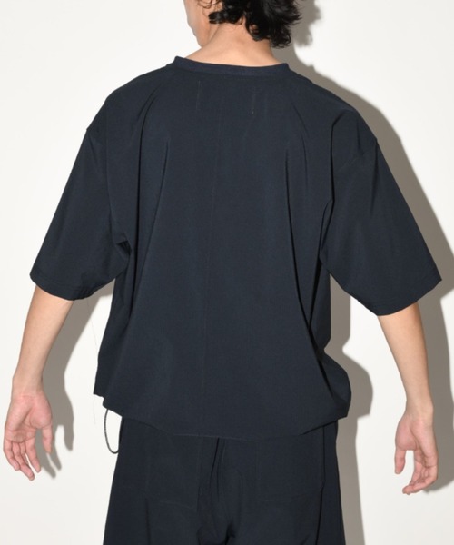 SUPERTHANKS（スーパーサンクス）の「【速乾素材使用】オーバーサイズVネック プルオーバー　Technical S/S pullover（セットアップ/ユニセックス）（Tシャツ/カットソー・メンズ・グレー/ブラック/ネイビー・S/M/L）」の11枚目の写真