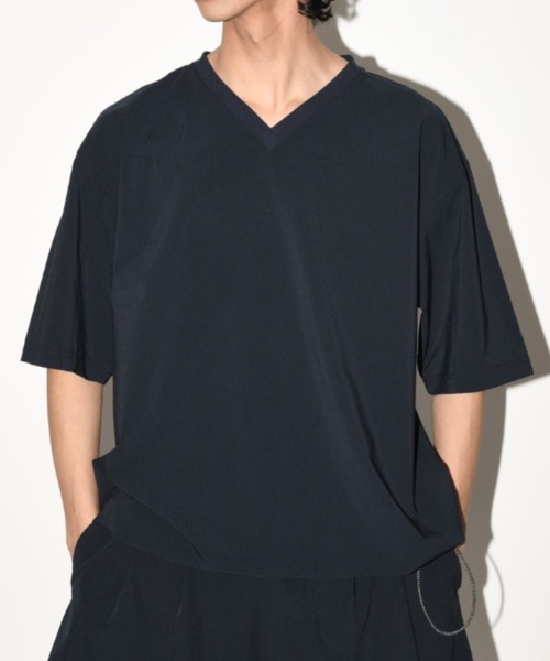 SUPERTHANKS(スーパーサンクス)の「【速乾素材使用】オーバーサイズVネック プルオーバー Technical S/S pullover(セットアップ/ユニセックス)(Tシャツ/カットソー・メンズ・グレー/ブラック/ネイビー・S/M/L)」の21枚目の写真
