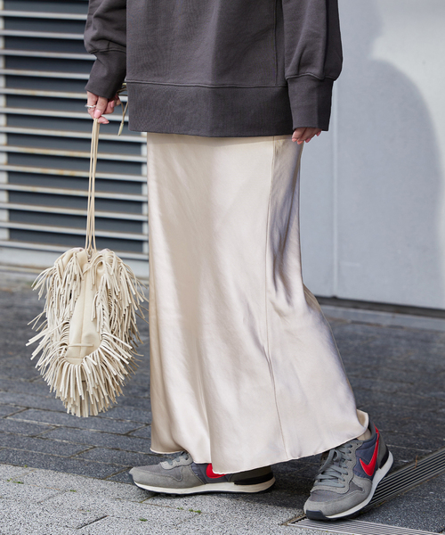 B.C STOCK(ベーセーストック)の「サテンマーメイドロングスカート(スカート・レディース・ブラック/アイボリー・FREE)」の1枚目の写真