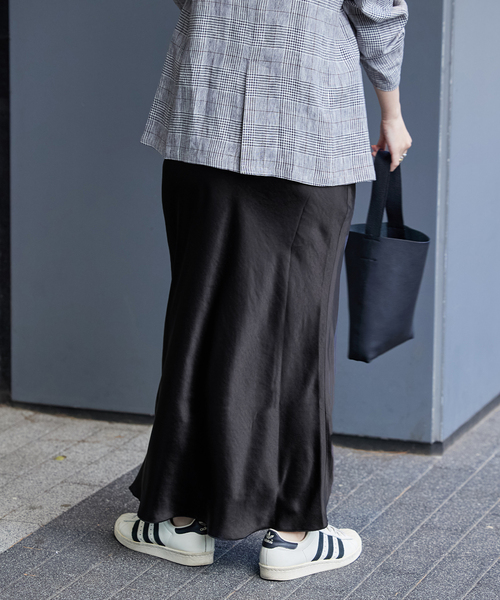 B.C STOCK(ベーセーストック)の「サテンマーメイドロングスカート(スカート・レディース・ブラック/アイボリー・FREE)」の13枚目の写真