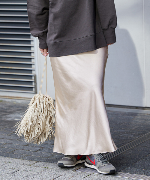 B.C STOCK(ベーセーストック)の「サテンマーメイドロングスカート(スカート・レディース・ブラック/アイボリー・FREE)」の19枚目の写真