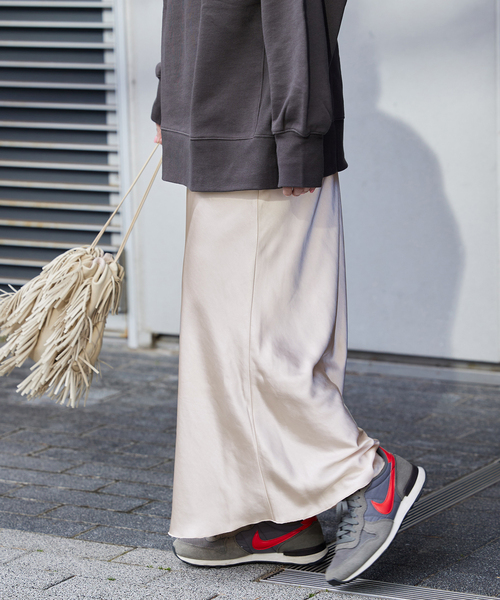 B.C STOCK(ベーセーストック)の「サテンマーメイドロングスカート(スカート・レディース・ブラック/アイボリー・FREE)」の21枚目の写真