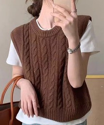 ケーブル編みニットベスト