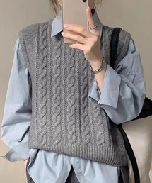 ケーブル編みニットベスト