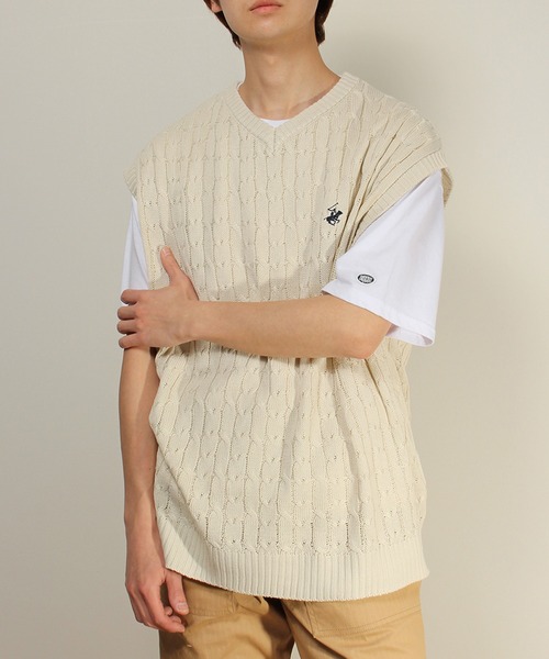 BEVERLY HILLS POLO CLUB（ビバリーヒルズポロクラブ）の「【BEVERLY HILLS POLO CLUB/ビバリーヒルズポロクラブ】ワンポイント刺繍ケーブル編みオーバーサイズニットベスト（ベスト・メンズ・ブラック/グリーン/オフホワイト/ネイビー・LL/M/L）」の2枚目の写真