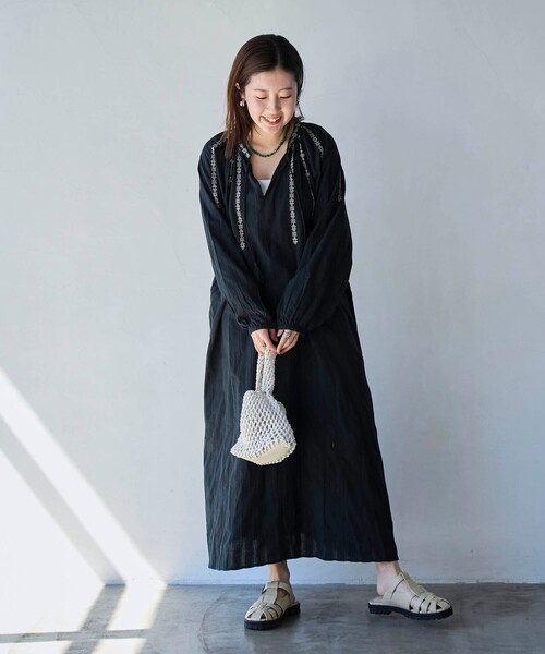 coen（コーエン）の「MARKET（マーケット）配色刺繍カフタンワンピース（ワンピース・レディース・ブラック/オフホワイト・FREE）」の4枚目の写真