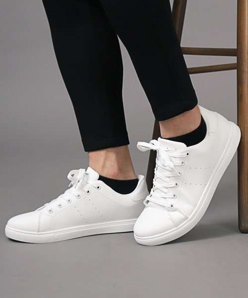 LUXSTYLE（ラグスタイル）の「Bracciano(ブラッチャーノ)PUパンチングラインスニーカー（スニーカー・メンズ・ブラック×ブラック/ホワイト/ブラック・25.5/27/26.5/26）」の4枚目の写真