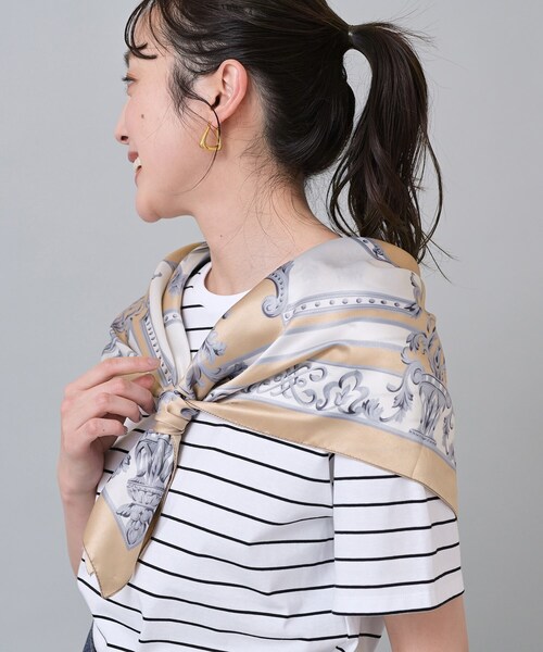 UNTITLED（アンタイトル）の「【手洗い／88cm正方形】エンブレムプリントスカーフ（ストール/ショール・レディース・ブルー系4/ベージュ系4・99）」の7枚目の写真