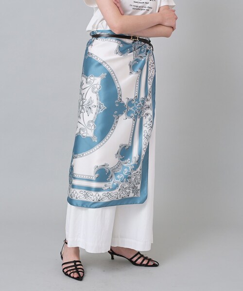 UNTITLED（アンタイトル）の「【手洗い／88cm正方形】エンブレムプリントスカーフ（ストール/ショール・レディース・ブルー系4/ベージュ系4・99）」の5枚目の写真