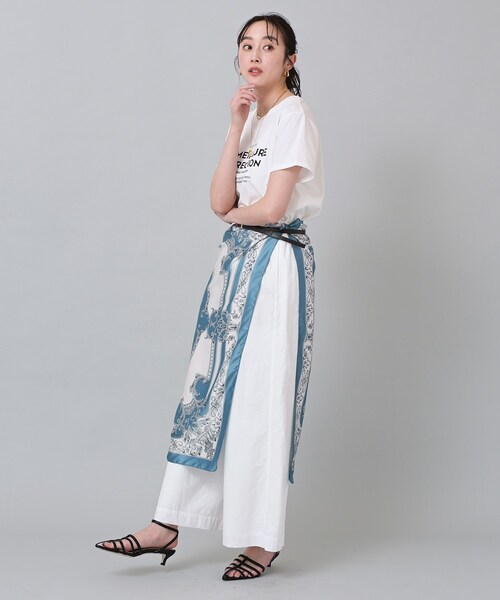 UNTITLED（アンタイトル）の「【手洗い／88cm正方形】エンブレムプリントスカーフ（ストール/ショール・レディース・ブルー系4/ベージュ系4・99）」の4枚目の写真