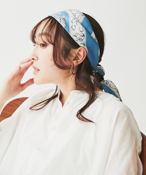 UNTITLED（アンタイトル）の「【手洗い／88cm正方形】エンブレムプリントスカーフ（ストール/ショール・レディース・ブルー系4/ベージュ系4・99）」の3枚目の写真