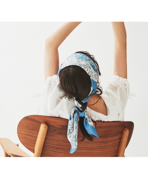 UNTITLED（アンタイトル）の「【手洗い／88cm正方形】エンブレムプリントスカーフ（ストール/ショール・レディース・ブルー系4/ベージュ系4・99）」の10枚目の写真