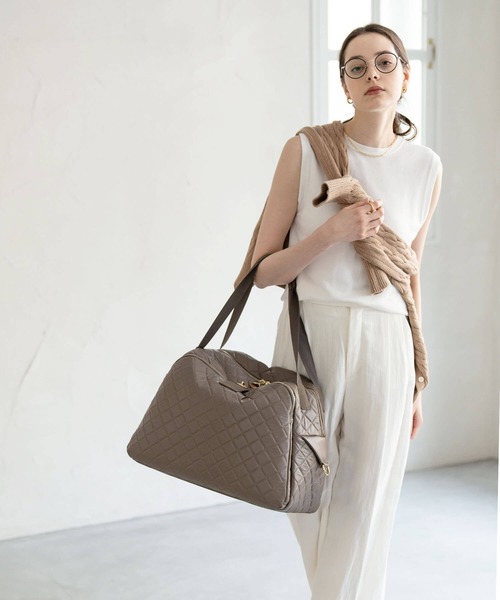 HAYNI（ヘイニ）の「Loche Quilted Boston Bag　ロシェキルティングボストン LLサイズ【改良版・第2世代】（ボストンバッグ・レディース・グレー系/チョコ/ブラック・FREE）」の2枚目の写真