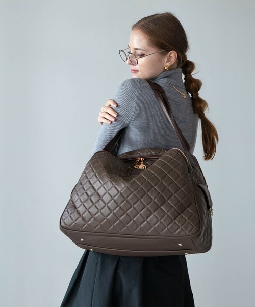HAYNI（ヘイニ）の「Loche Quilted Boston Bag　ロシェキルティングボストン LLサイズ【改良版・第2世代】（ボストンバッグ・レディース・グレー系/チョコ/ブラック・FREE）」の3枚目の写真