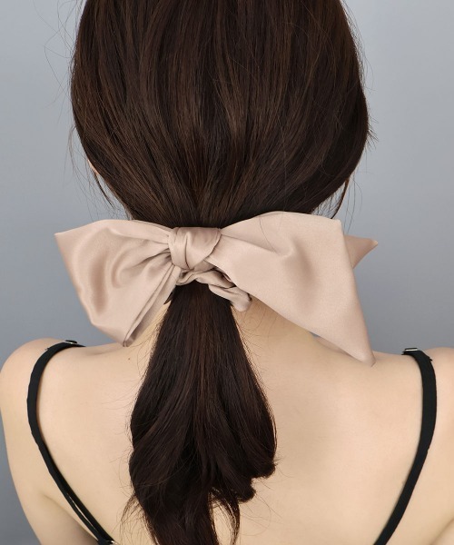 CEMONEMO（セモネモ）の「アシメ サテン リボン シュシュ（シュシュ・レディース・ベージュ/ブラック/アイボリー・FREE）」の13枚目の写真