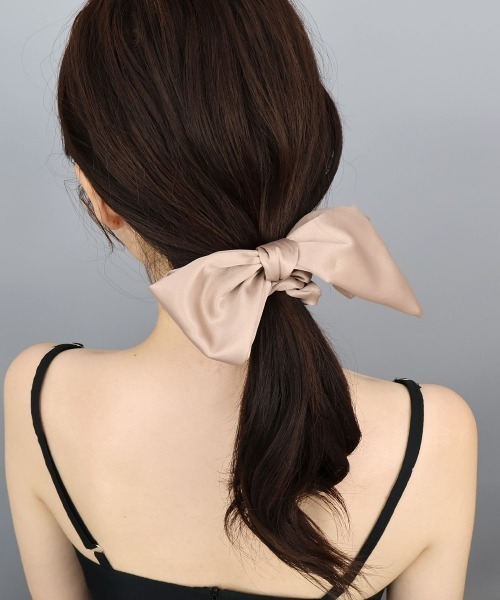 CEMONEMO（セモネモ）の「アシメ サテン リボン シュシュ（シュシュ・レディース・ベージュ/ブラック/アイボリー・FREE）」の14枚目の写真