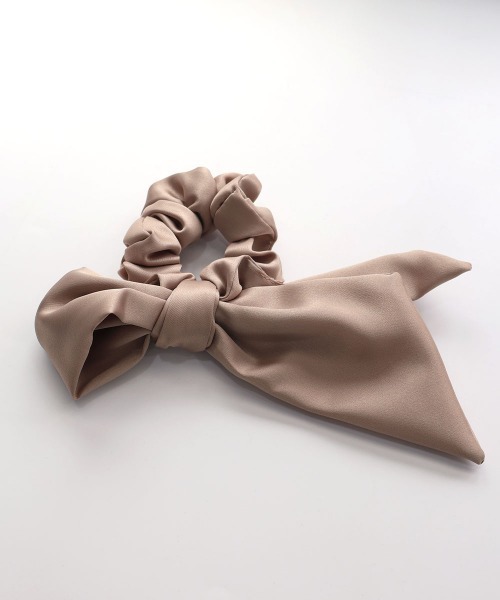 CEMONEMO（セモネモ）の「アシメ サテン リボン シュシュ（シュシュ・レディース・ベージュ/ブラック/アイボリー・FREE）」の6枚目の写真