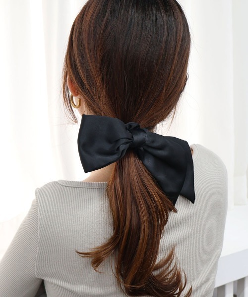 CEMONEMO（セモネモ）の「アシメ サテン リボン シュシュ（シュシュ・レディース・ベージュ/ブラック/アイボリー・FREE）」の8枚目の写真