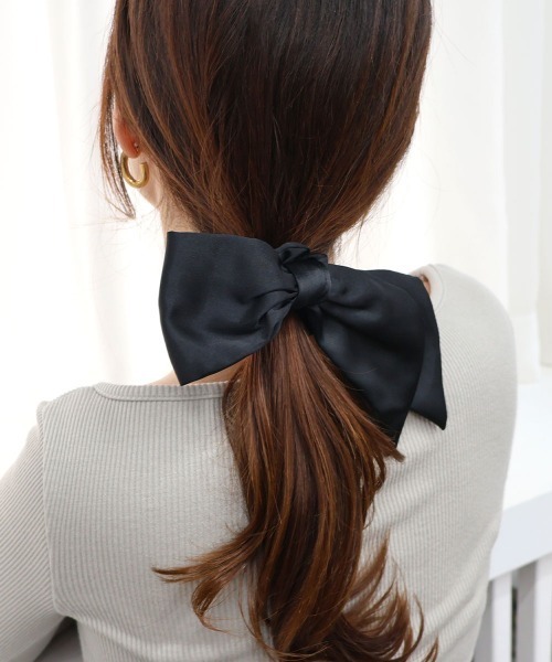 CEMONEMO（セモネモ）の「アシメ サテン リボン シュシュ（シュシュ・レディース・ベージュ/ブラック/アイボリー・FREE）」の9枚目の写真