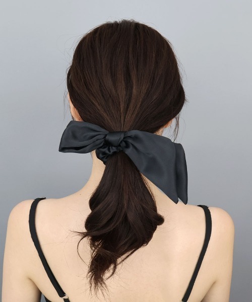 CEMONEMO（セモネモ）の「アシメ サテン リボン シュシュ（シュシュ・レディース・ベージュ/ブラック/アイボリー・FREE）」の10枚目の写真