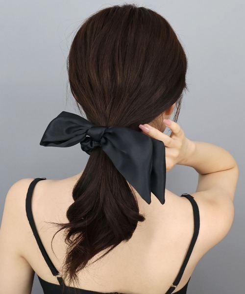 CEMONEMO（セモネモ）の「アシメ サテン リボン シュシュ（シュシュ・レディース・ベージュ/ブラック/アイボリー・FREE）」の11枚目の写真
