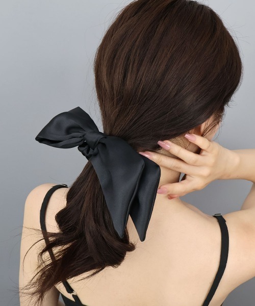 CEMONEMO（セモネモ）の「アシメ サテン リボン シュシュ（シュシュ・レディース・ベージュ/ブラック/アイボリー・FREE）」の12枚目の写真