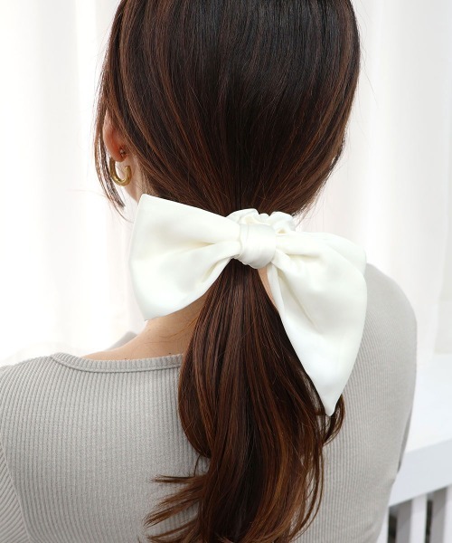 CEMONEMO（セモネモ）の「アシメ サテン リボン シュシュ（シュシュ・レディース・ベージュ/ブラック/アイボリー・FREE）」の22枚目の写真