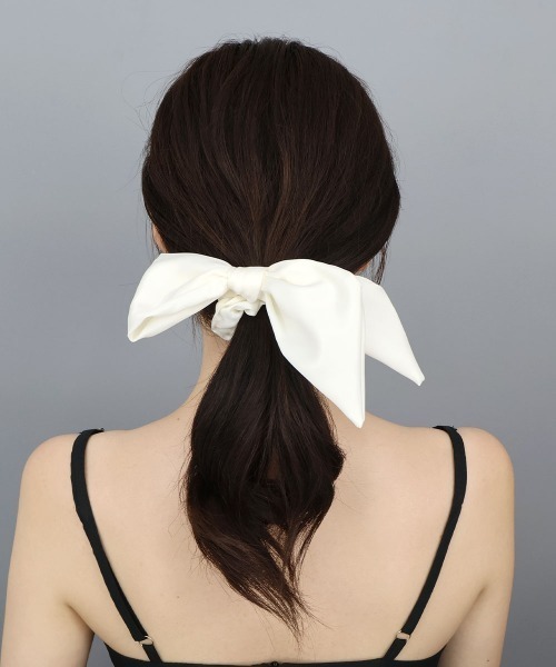 CEMONEMO（セモネモ）の「アシメ サテン リボン シュシュ（シュシュ・レディース・ベージュ/ブラック/アイボリー・FREE）」の21枚目の写真