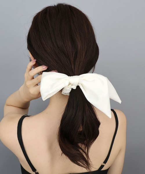 CEMONEMO（セモネモ）の「アシメ サテン リボン シュシュ（シュシュ・レディース・ベージュ/ブラック/アイボリー・FREE）」の19枚目の写真
