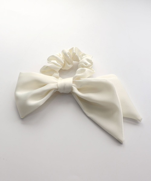 CEMONEMO（セモネモ）の「アシメ サテン リボン シュシュ（シュシュ・レディース・ベージュ/ブラック/アイボリー・FREE）」の17枚目の写真