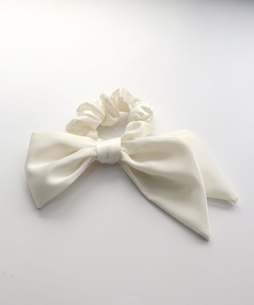 CEMONEMO（セモネモ）の「アシメ サテン リボン シュシュ（シュシュ・レディース・ベージュ/ブラック/アイボリー・FREE）」の16枚目の写真