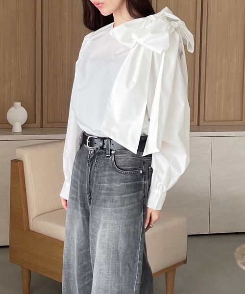 YOUING.(ユイン)の「ショルダーリボンブラウス(シャツ/ブラウス・レディース・オフホワイト/ブラック・MEDIUM/LARGE)」の4枚目の写真
