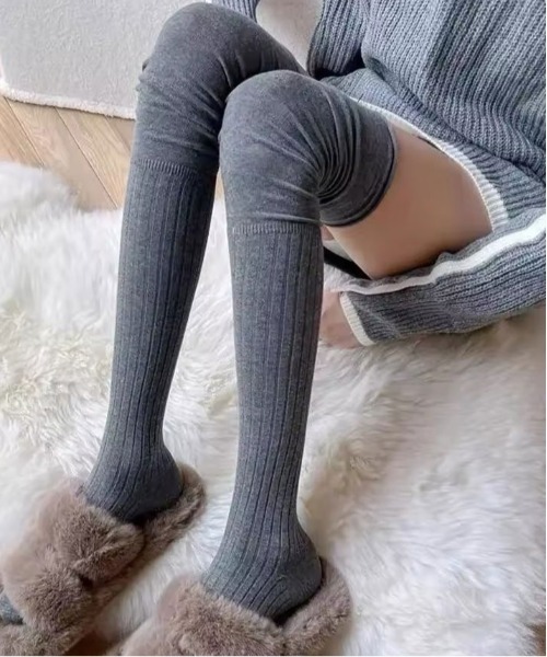 BARELY BLUE（ベアリーブルー）の「【 BARELY BLUE / ベアリーブルー 】 切り替え ルーズ リブ ニーハイソックス（ソックス/靴下・レディース・グレー/アイボリー/ブラック・FREE）」の7枚目の写真