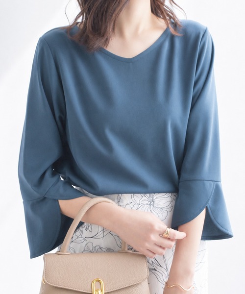 alotta(アロッタ)の「ひんやり×サラっと快適!フレアスリーブTシャツブラウス<接触冷感/UVカット>(シャツ/ブラウス・レディース・グレイッシュブルー/ブラック/ホワイト/ピンク/ネイビー・M/3L/LL/L/5L/4L)」の4枚目の写真