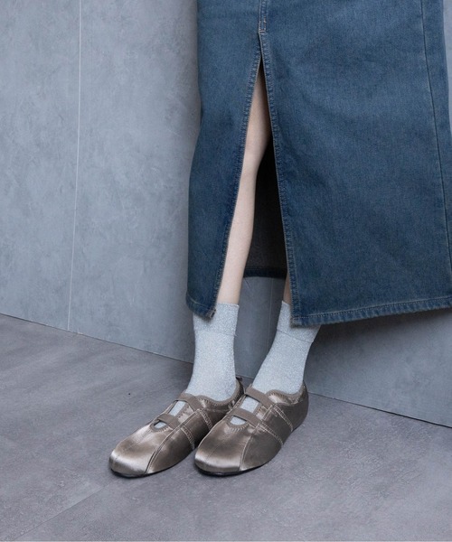 Fabby fabby（ファビィーファビィー）の「サテンシューズ（その他シューズ・レディース・ベージュ/シルバー/ブラック・LARGE/MEDIUM/SMALL）」の2枚目の写真