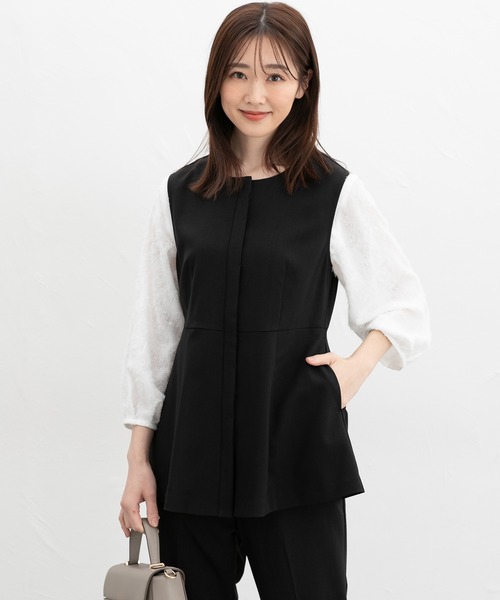 Honeys(ハニーズ)の「【ストレッチ・ウォッシャブル・イージーケア・接触冷感】ペプラムジレ(ベスト・レディース・グレイッシュベージュ/ブラック/ネイビー・L/LL/M/S/3L)」の2枚目の写真