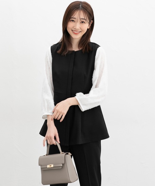 Honeys(ハニーズ)の「【ストレッチ・ウォッシャブル・イージーケア・接触冷感】ペプラムジレ(ベスト・レディース・グレイッシュベージュ/ブラック/ネイビー・L/LL/M/S/3L)」の12枚目の写真