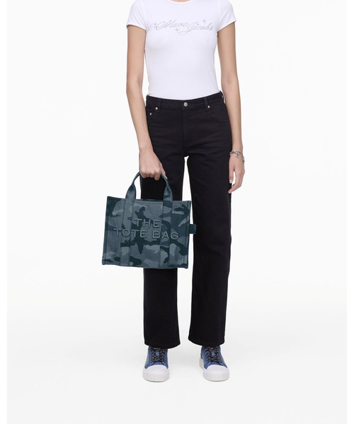 MARC JACOBS(マークジェイコブス)の「THE CAMO JACQUARD MEDIUM TOTE BAG/ザ カモ ジャカード ミディアム トート バッグ(トートバッグ・レディース・ブルー系その他・ONE SIZE)」の2枚目の写真