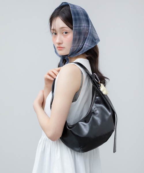 HEILIS（ヘイリス）の「2WAYハーフムーンベルトバッグ/ショルダーバッグ 韓国 ブルー ブラック ホワイト 黒 白 ノームコア ホーボー ハンドバッグ ベルト（ハンドバッグ・レディース・ブルー/アイボリー/ブラック・FREE）」の17枚目の写真