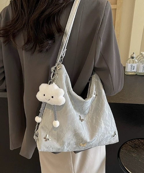 DIAVEL（ディアベル）の「【4色展開／3WAY多機能バッグ】ふわふわ雲チャーム×蝶モチーフメタルピン付き（手提げ／斜め掛け／リュック）（ショルダーバッグ・レディース・シルバー/ブルー/ホワイト/ブラック・F）」の4枚目の写真