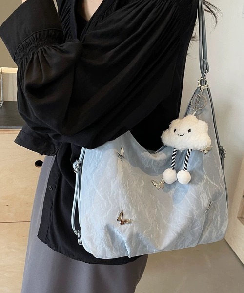DIAVEL（ディアベル）の「【4色展開／3WAY多機能バッグ】ふわふわ雲チャーム×蝶モチーフメタルピン付き（手提げ／斜め掛け／リュック）（ショルダーバッグ・レディース・シルバー/ブルー/ホワイト/ブラック・F）」の19枚目の写真