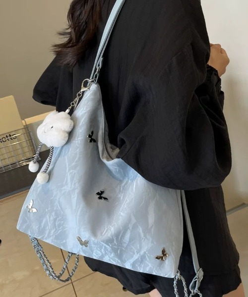 DIAVEL（ディアベル）の「【4色展開／3WAY多機能バッグ】ふわふわ雲チャーム×蝶モチーフメタルピン付き（手提げ／斜め掛け／リュック）（ショルダーバッグ・レディース・シルバー/ブルー/ホワイト/ブラック・F）」の18枚目の写真