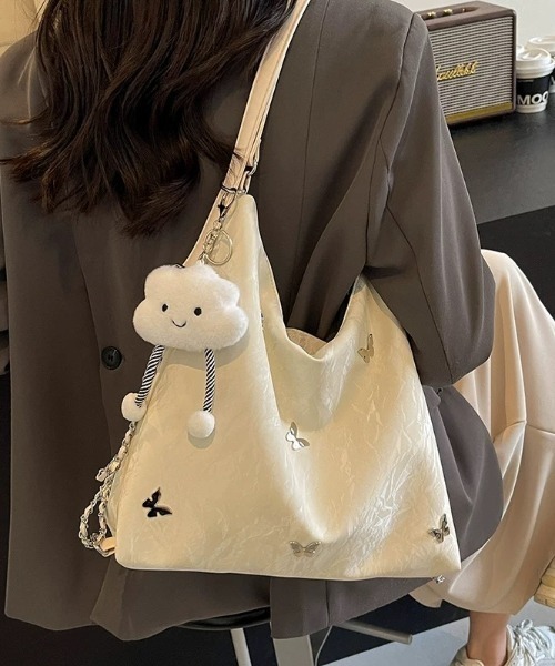 DIAVEL（ディアベル）の「【4色展開／3WAY多機能バッグ】ふわふわ雲チャーム×蝶モチーフメタルピン付き（手提げ／斜め掛け／リュック）（ショルダーバッグ・レディース・シルバー/ブルー/ホワイト/ブラック・F）」の5枚目の写真