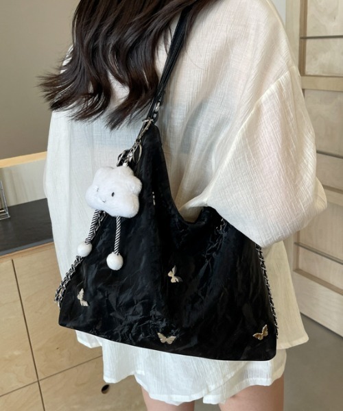 セール】【4色展開／3WAY多機能バッグ】ふわふわ雲チャーム×蝶モチーフ