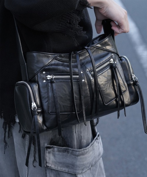 DEVICE(デバイス)の「シルバーマルチファスナーデザイン トート ショルダーバッグ(ボストンバッグ・メンズ・ブラック・FREE)」の9枚目の写真