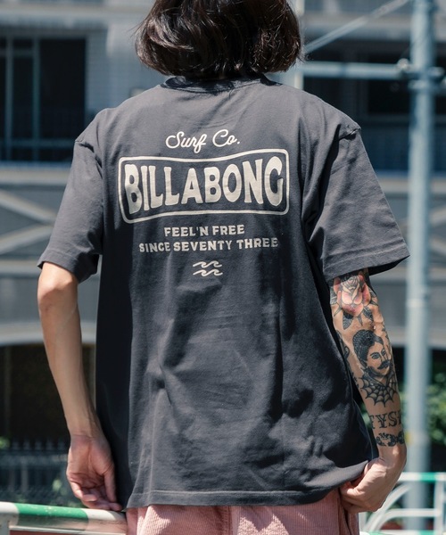 BILLABONG(ビラボン)の「BILLABONG メンズ BEACH SIGN Tシャツ 【2025年夏モデル】/ビラボンバックプリント半袖Tシャツ(Tシャツ/カットソー・メンズ・ライトブルー/ブラック/クリーム/ピンク系その他・SMALL/MEDIUM/LARGE/X-LARGE)」の1枚目の写真